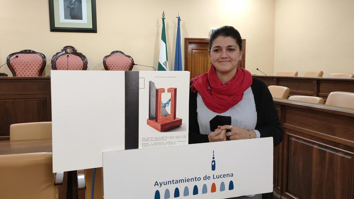 La concejala Mamen Beato muestra el boceto del monumento en recuerdo a las víctimas del covid y reconocimiento a colectivos.