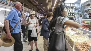 Los vendedores del Mercado Central dan un nuevo paso para frenar la entrada masiva de turistas