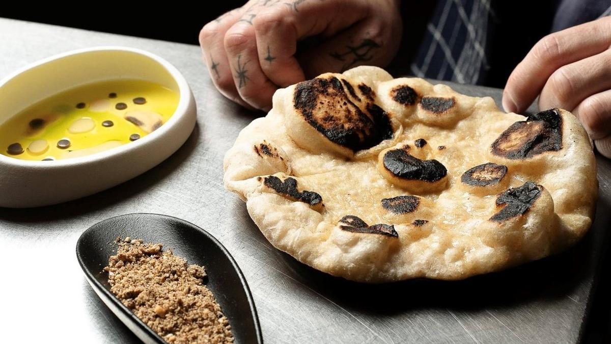 Pan tipo 'naan' que se adereza con aceite de oliva y la mezcla de especias 'dukkah' del restaurante Fronda Pasaje.
