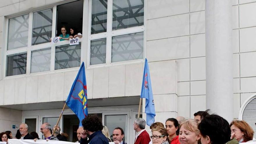 Manifestación convocada ayer delante del Hospital.