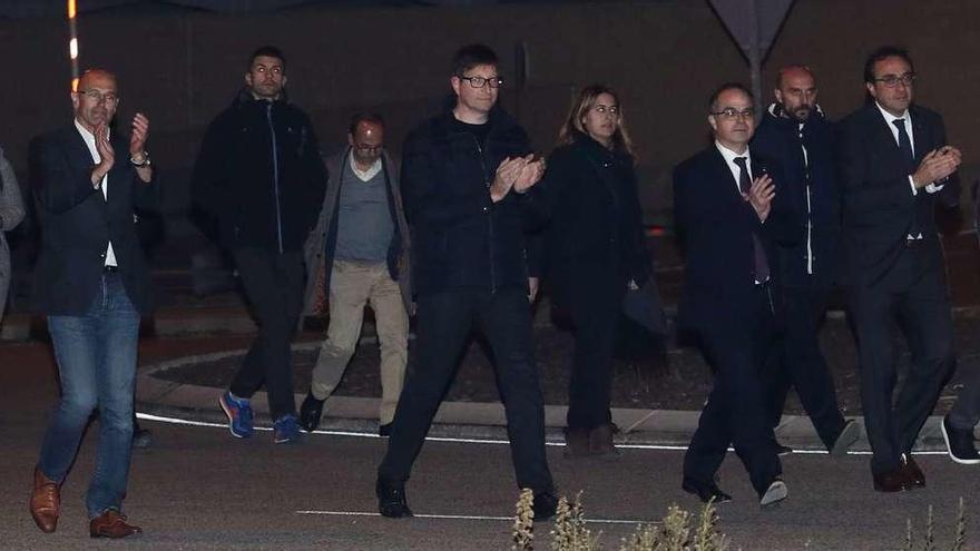 De izquierda a derecha, en primer término Raül Romeva, Carles Mundó, Jordi Turull y Josep Rull, ayer a su salida de la cárcel. // Reuters