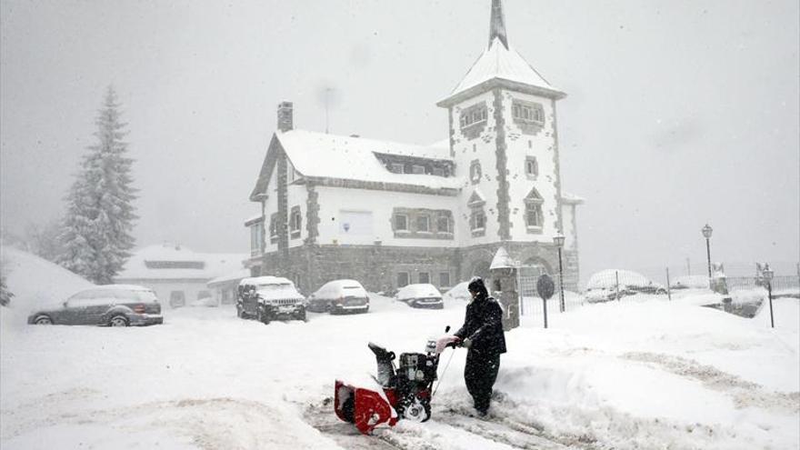 La nieve cubre de blanco la mitad del país y complica aún más las carreteras