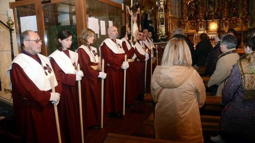 Viacrucis, ayer en Santa Clara, de la cofradía del Espíritu Santo y los excantores del Instiuto. // R. Vázquez