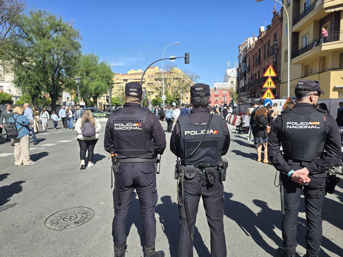 La Policía Nacional espera la llegada de San Roque el Domingo de Ramos en Ponce de León.