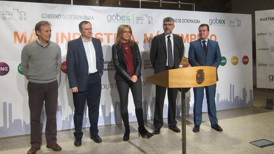 La Junta y partidos firman una estrategia para el desarrollo industrial de Extremadura