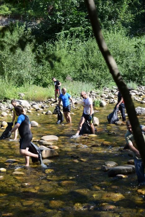 Limpieza del río tras el Descenso del Nalón en Laviana