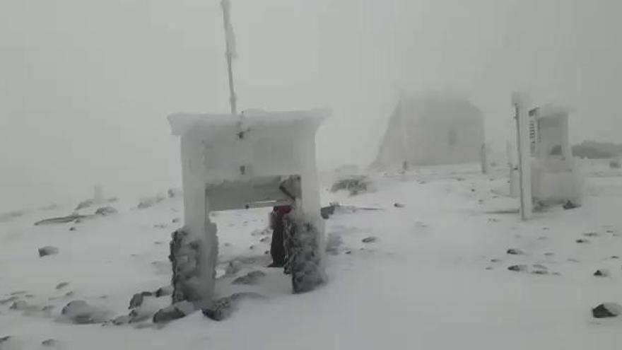 El Teide amanece cubierto de nieve en medio del estado de alarma