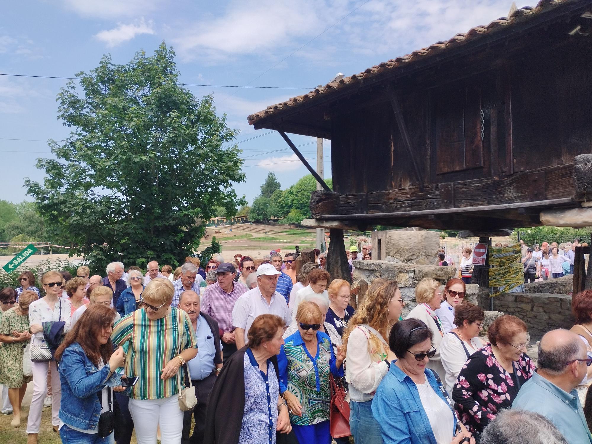 La misa solemne y procesión de la Virgen de la Cabeza en Meres, en imágenes