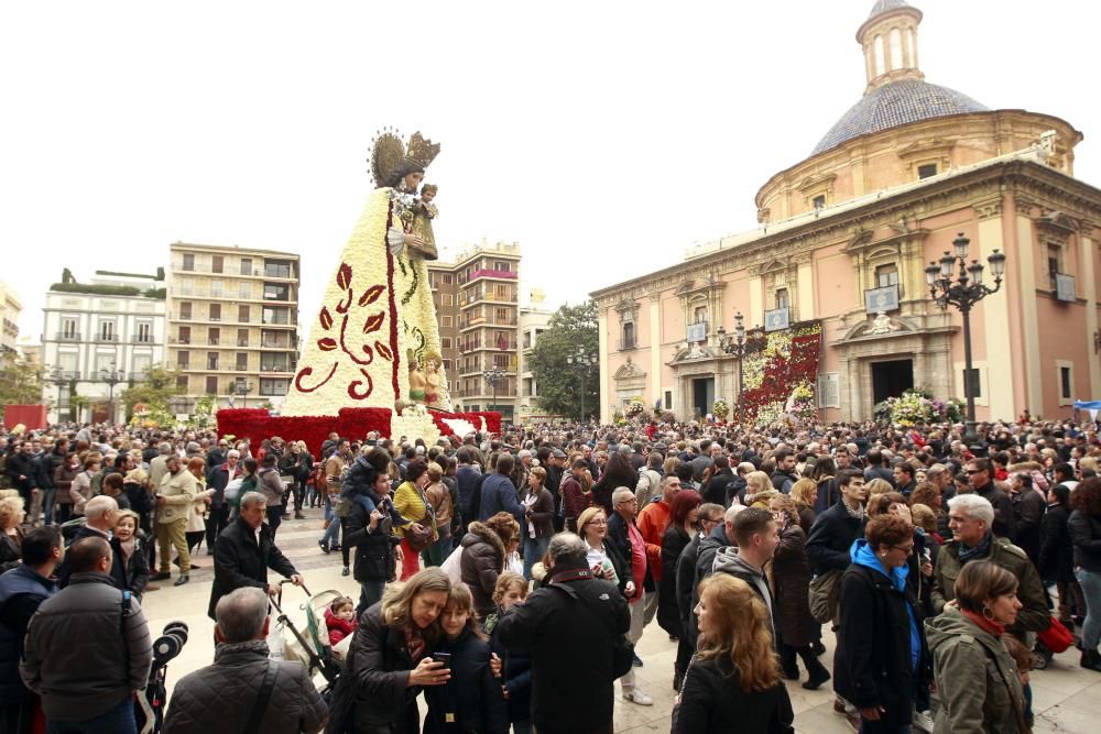 La plaza se llena para ver el manto de la Virgen