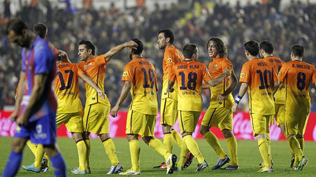 Los jugadores del Barça celebran el gol de Iniesta ante el Levante, en el Ciutat de València, el 25 de noviembre