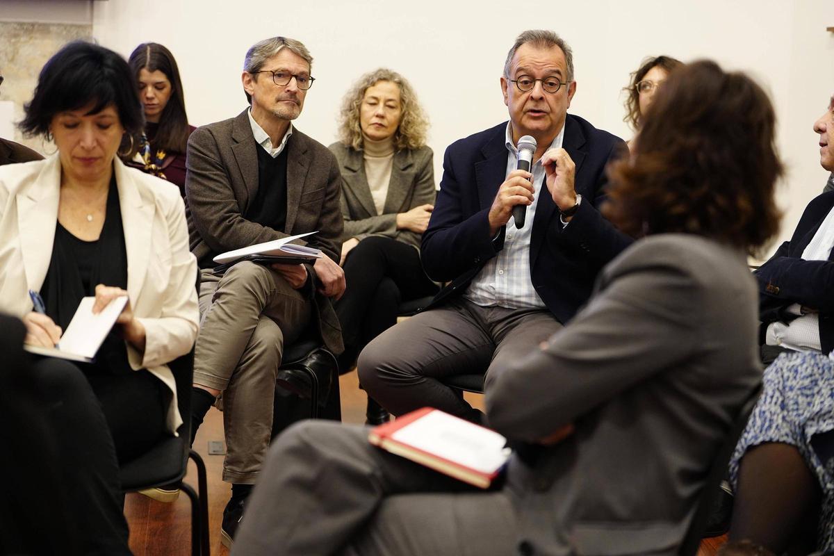 European Bridges: 'Simplificación administrativa y competitividad europea'. En la foto, Albert Sáez, director de EL PERIÓDICO, toma la palabra.