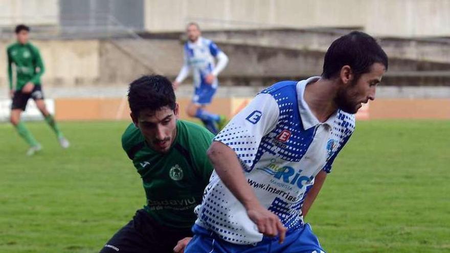 Un jugador del Portonovo conduce el balón en un partido. // R. Vázquez