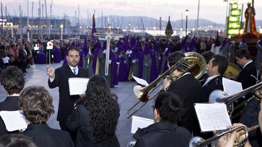 Jesús Alberto Alonso Pacheco dirige a la Banda Unión Musical del Principado en el estreno de la marcha gijonesa.