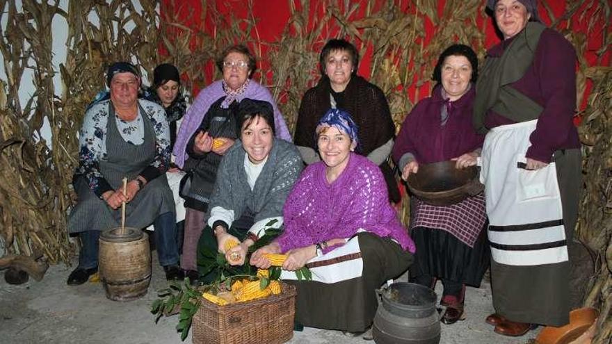 Mujeres de la asociación &quot;Virgen de los Dolores&quot;, en el &quot;Polavilla&quot;.