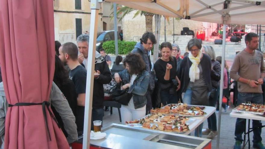 Campanet disfruta de una animada velada de tapas como preludio de la feria de hoy