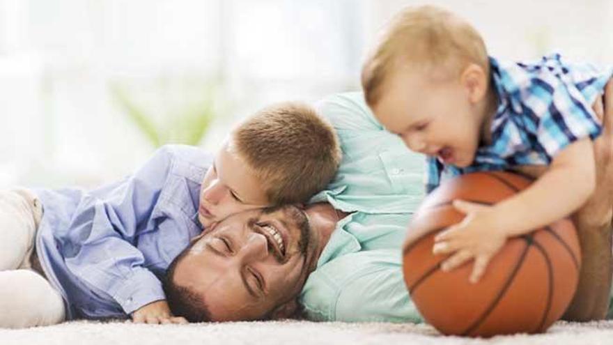 Un padre, junto a sus hijos.