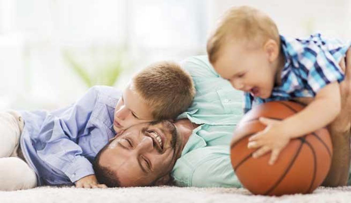 Un padre, junto a sus hijos.