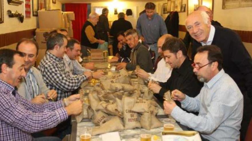 Miembros de la Filà Almogávares montan sus participaciones especiales para la Lotería de Navidad.