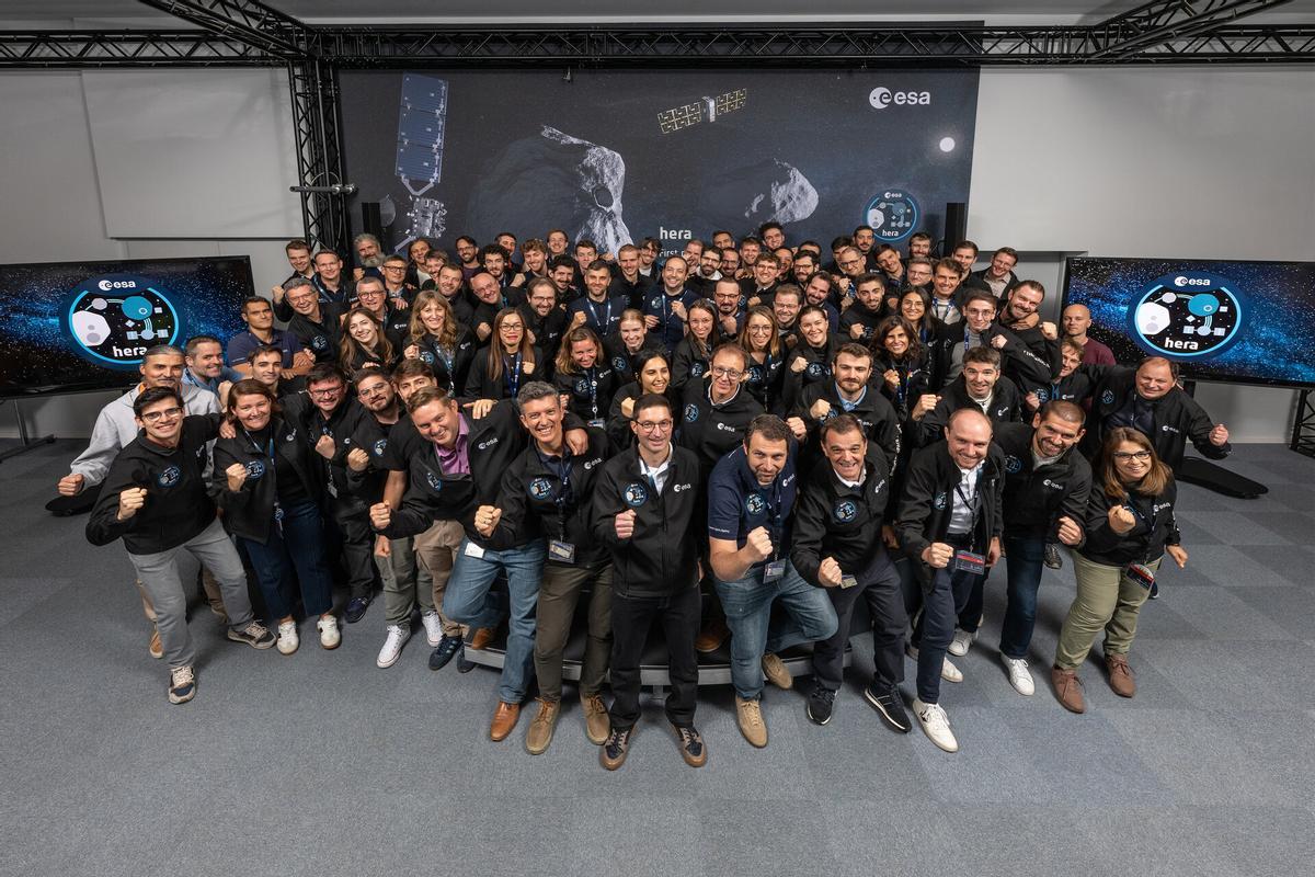 Foto de equipo en el ESOC de la ESA, desde donde se controlan las misiones espaciales
