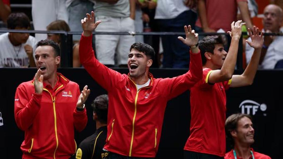 Alcaraz y Bautista celebran la victoria del doble español, desde el banquillo.