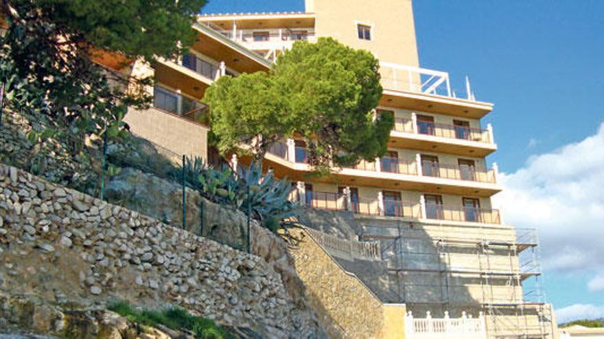 Romanov pretendía construir una escalera exterior en el hotel para acceder a la playa.
