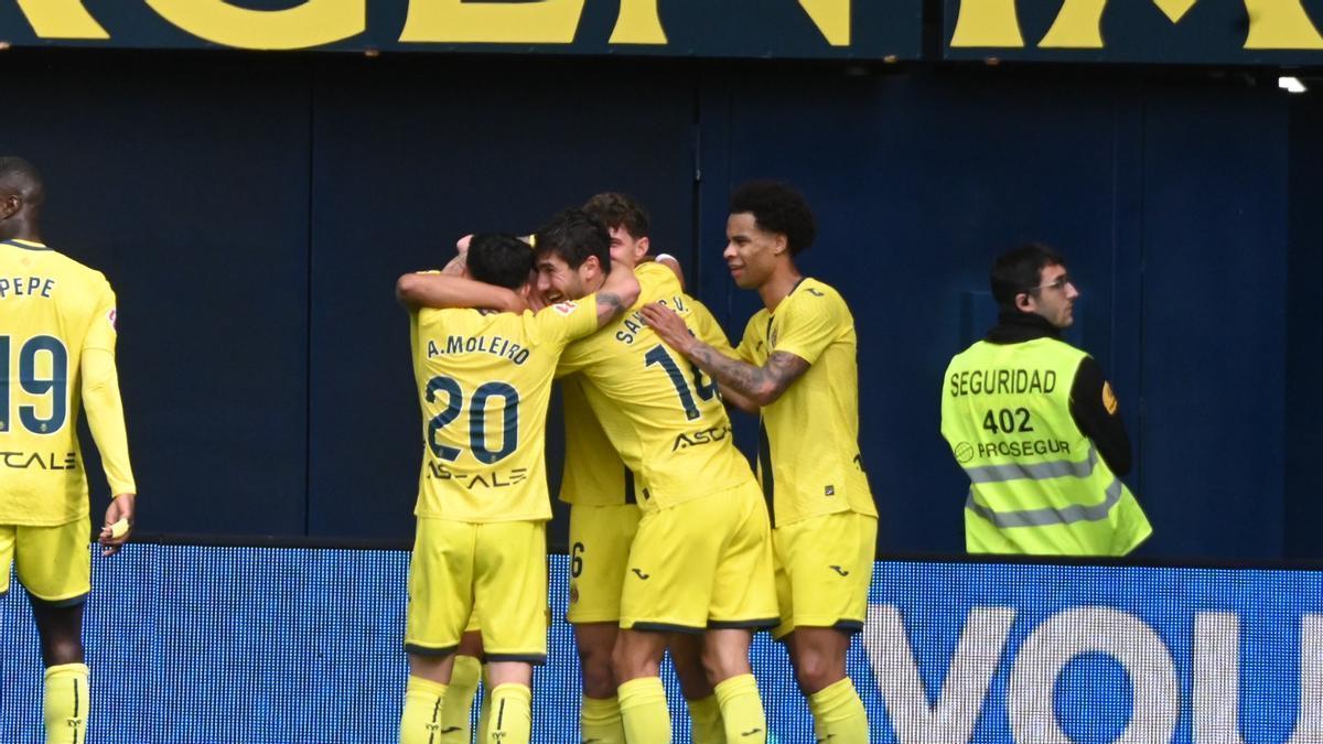 Los jugadores del Villarreal celebrando un tanto ante el Elche