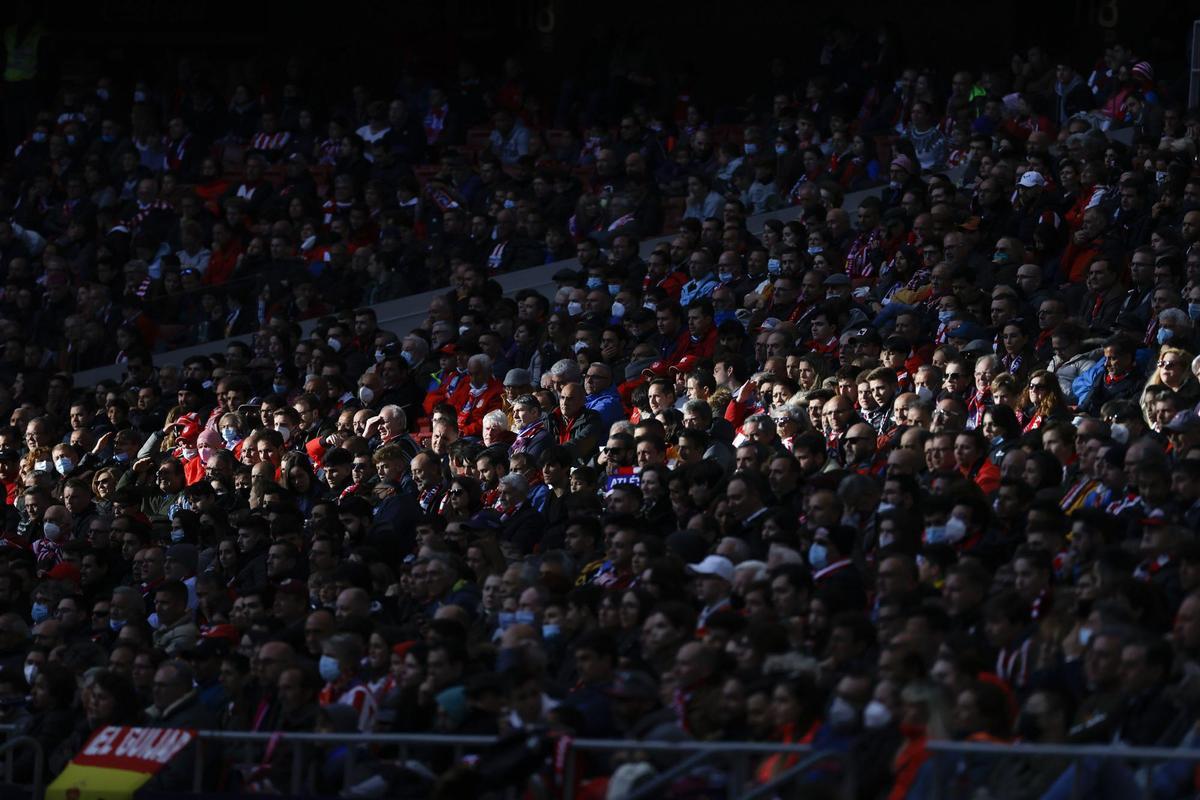 MADRID, 20/04/2022.- Aficionados del Atlético de Madrid ocupan las gradas del estadio Wanda Metropolitano durante el partido de la jornada 33 de LaLiga Santander entre el Atlético de Madrid y el Granada CF, este miércoles. EFE/Juanjo Martín