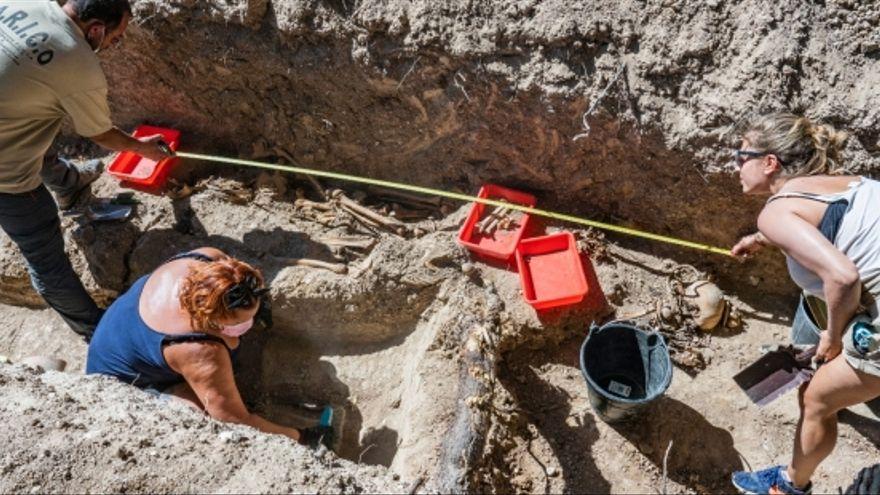 Fosa encontrada en el cementerio de Magallón con restos de asesinados durante la Guerra Civil.