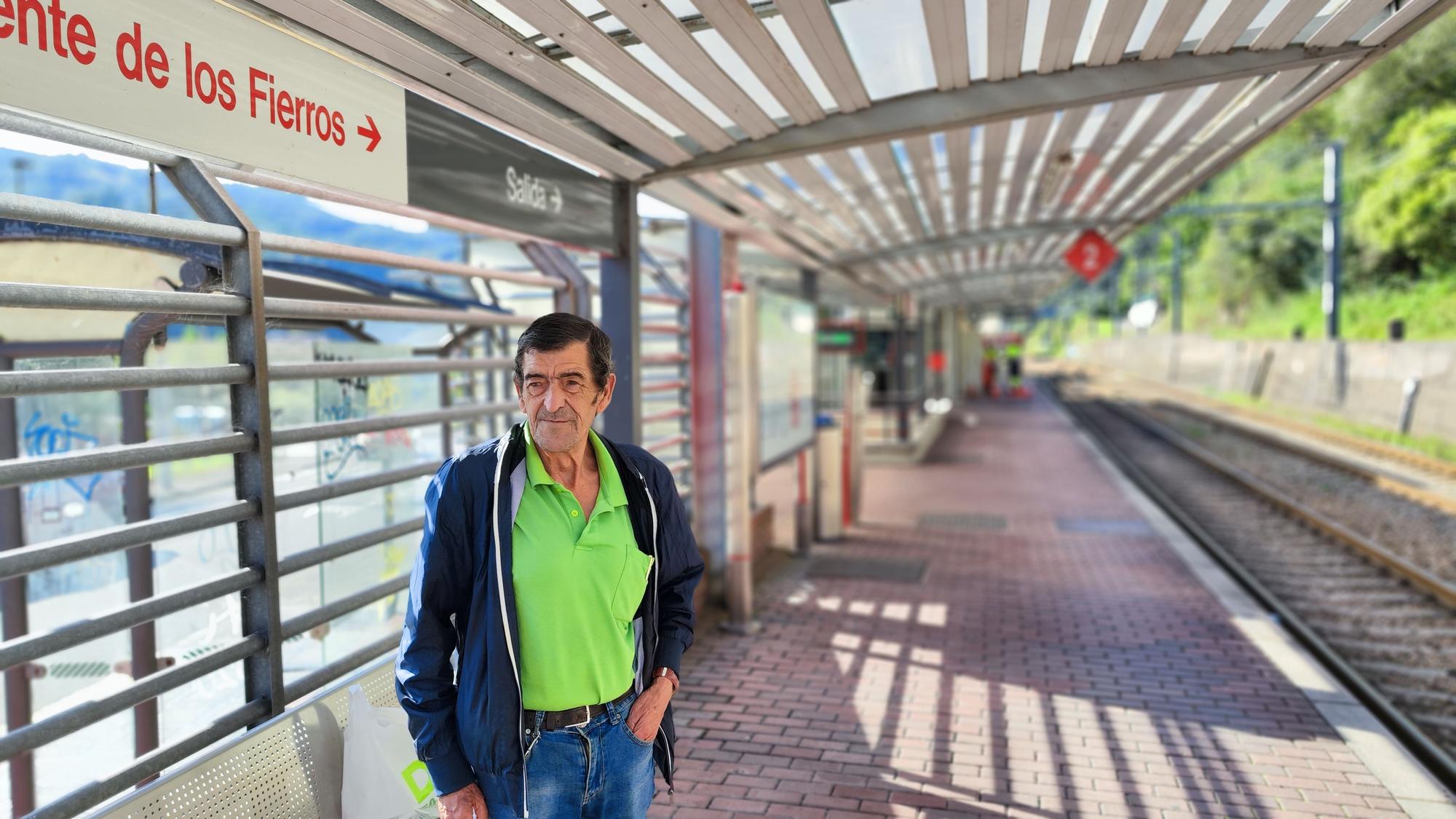 En imágenes: Primer día de las nuevas tarifas en los abonos de transporte en Mieres