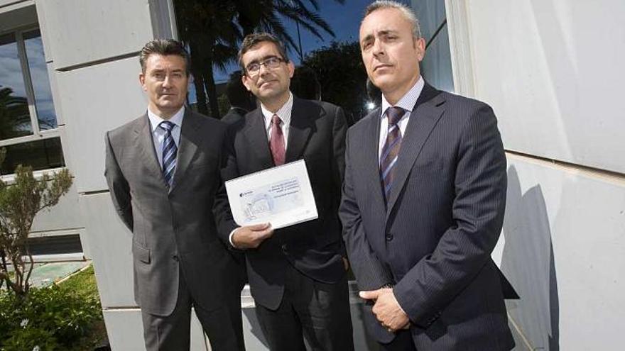 El secretario general de Aproser, Eduardo Cobas, en el centro con Fernando Lucas y Vicente Lara.