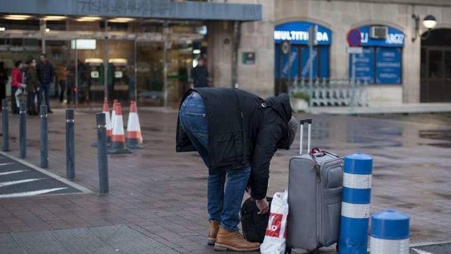 Viajeros en la estación de trenes de Ourense. // Brais Lorenzo