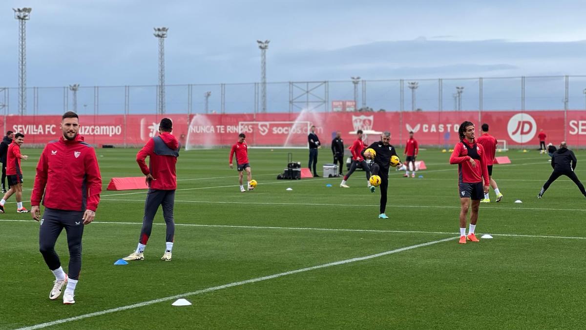 Gudelj y Hannibal durante un entrenamiento del Sevilla FC