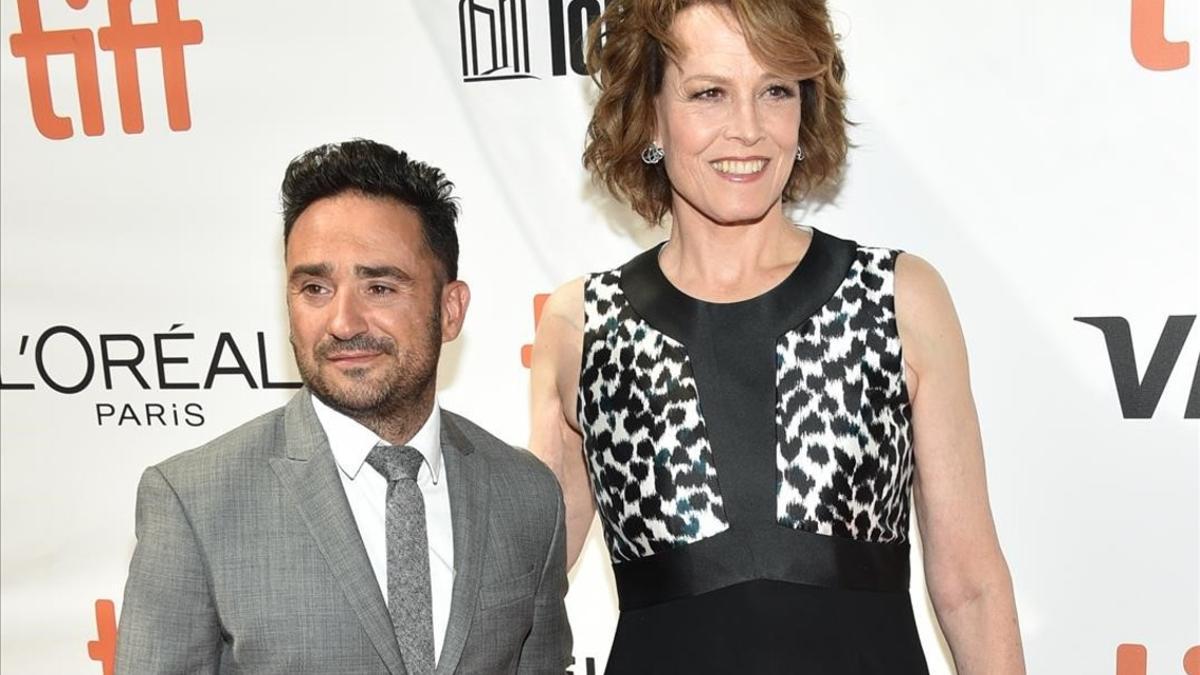 J.A. Bayona acompañado por la actriz Sigourney Weaver, en el estreno mundial de 'Un monstruo viene a verme', en el festival de cine de Toronto.