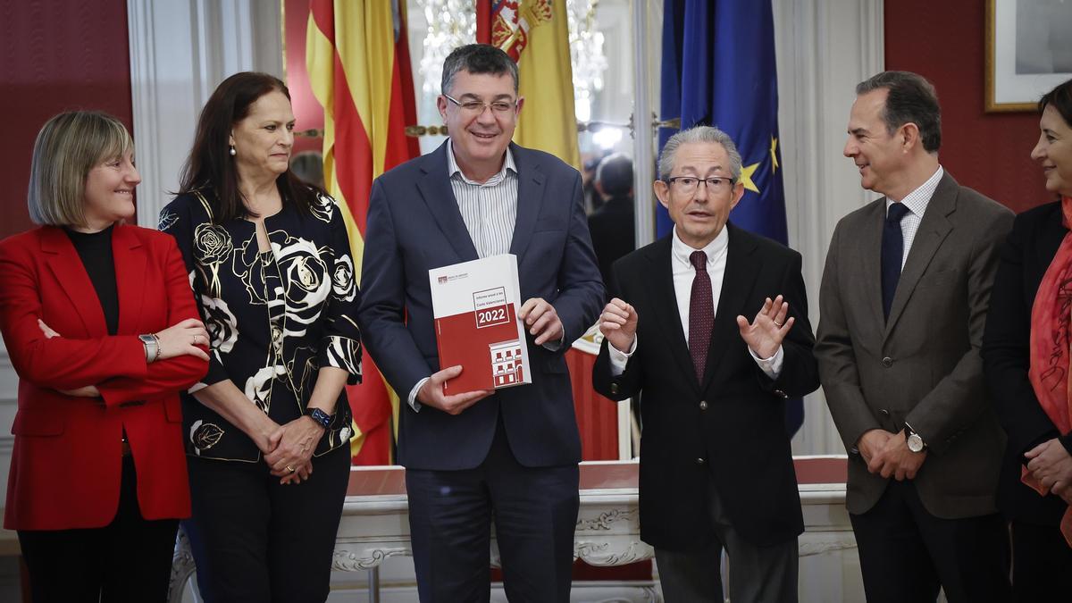 El presidente de las Cortes Valencianas, Enric Morera, sostiene una copia del Informe del Síndic de Greuges.