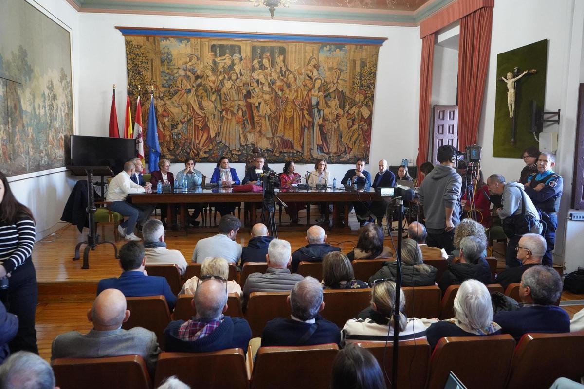 Las imágenes de la moción de censura en Toro contra Rafael González: Ángeles Medina, nueva alcaldesa Las imágenes de la moción de censura en Toro contra Rafael González: Ángeles Medina, nueva alcaldesa