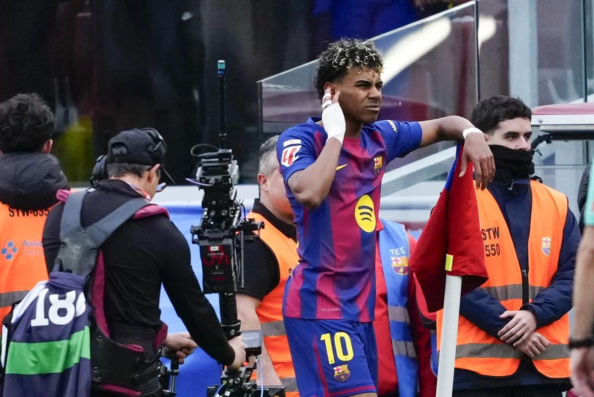 BARCELONA, 28/02/2026.-El delantero del Barcelona Lamine Yamal celebra su segundo gol contra el Villarreal, durante el partido de la jornada 26 de LaLiga entre el Barcelona y el Villarreal, este sábado en el estadio Spotify Camp Nou en Barcelona.-EFE/ Alejandro García