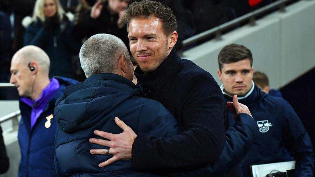 Nagelsmann y Mourinho, en pleno saludo de su partido de octavos en Champions League