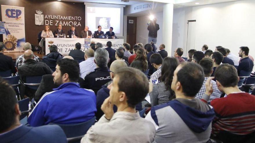 Los policías, durante el encuentro en La Alhóndiga.