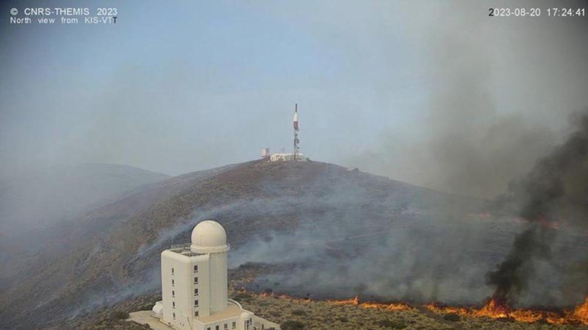 Vídeo: Tenerife prohíbe fumar en el Teide / Imagen: Incendio en el Teide en 2023.