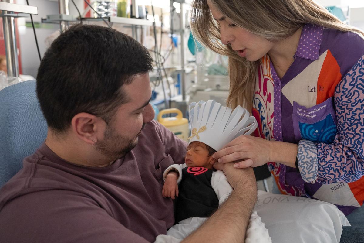 Los bebés ingresados en la UCI neonatal del Clínic se convierten en pequeños cocineros por Carnaval