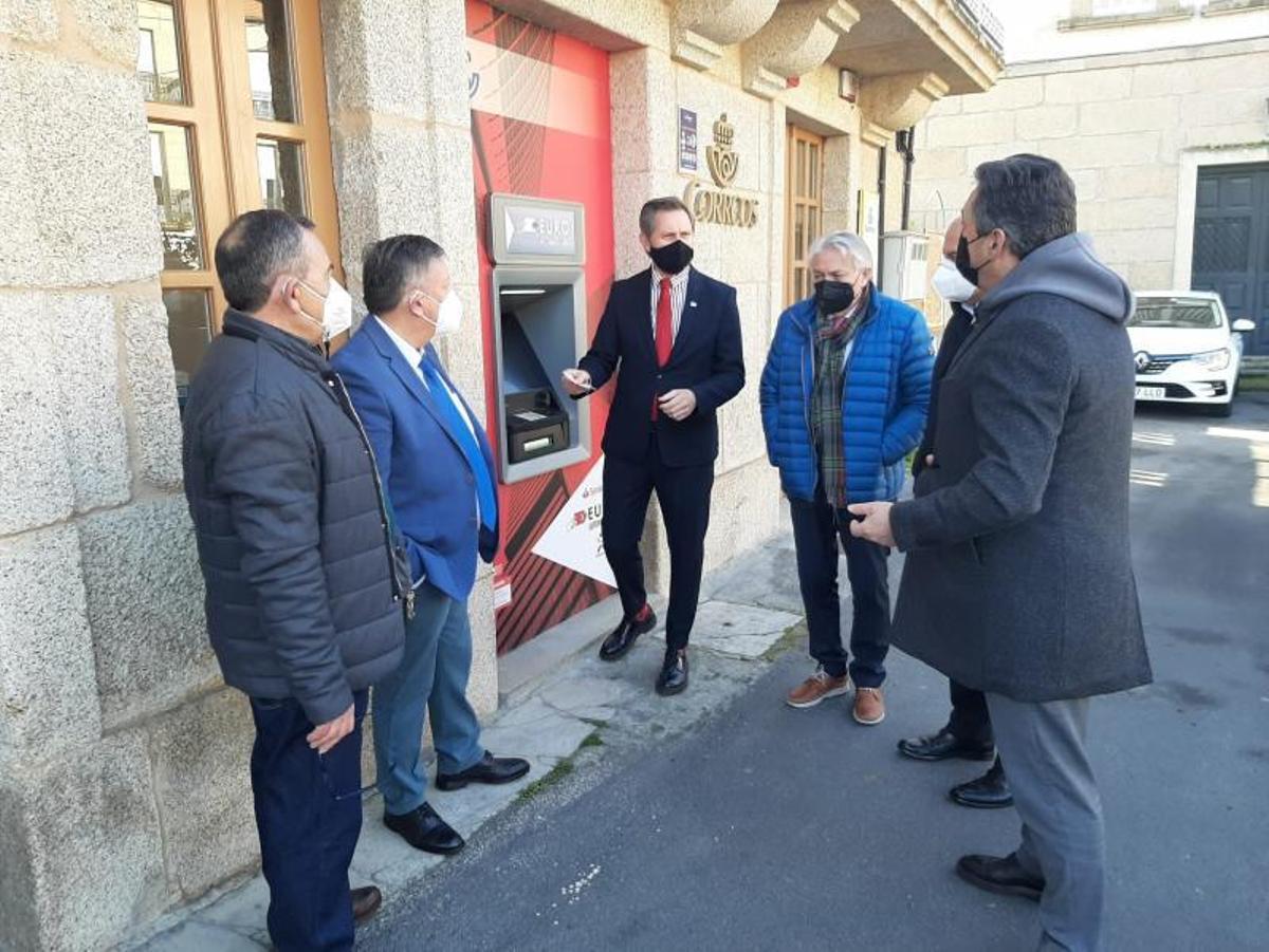 Correos instalará en Galicia 80 cajeros automáticos. Para luchar contra la exclusión financiera, Correos anunció hace meses la incorporación a su red de oficinas de cajeros automáticos, especialmente en las zonas rurales. En Galicia hay ya tres en funcionamiento, como el de la localidad ourensana de Cenlle, que ayer visitó el delegado del Gobierno, José Miñones. La empresa pública prevé instalar 80 en toda la comunidad a lo largo de este año. | DELEGACIÓN DEL GOBIERNO