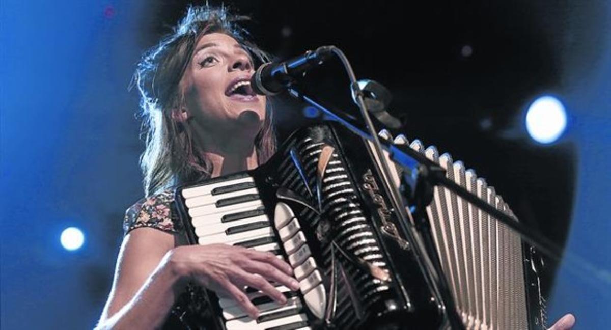 Natalia Tena, durant la seva actuació de dimecres a la nit a la sala Music Hall, de Barcelona. Natalia Tena, durant la seva actuació de dimecres a la nit a la sala Music Hall, de Barcelona.