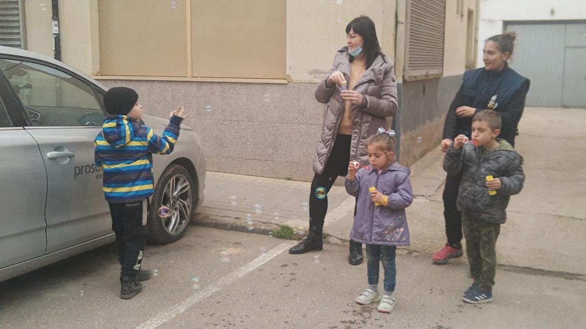 Niños españoles y ucranianos juegan juntos en Benavente.