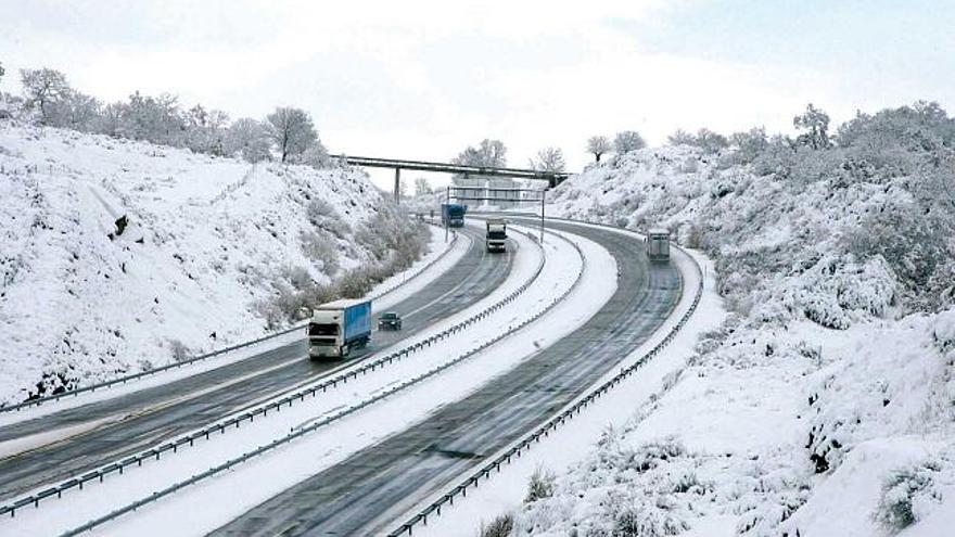 El temporal de nieve bloquea durante tres horas la autovía Rías Baixas y la N-525