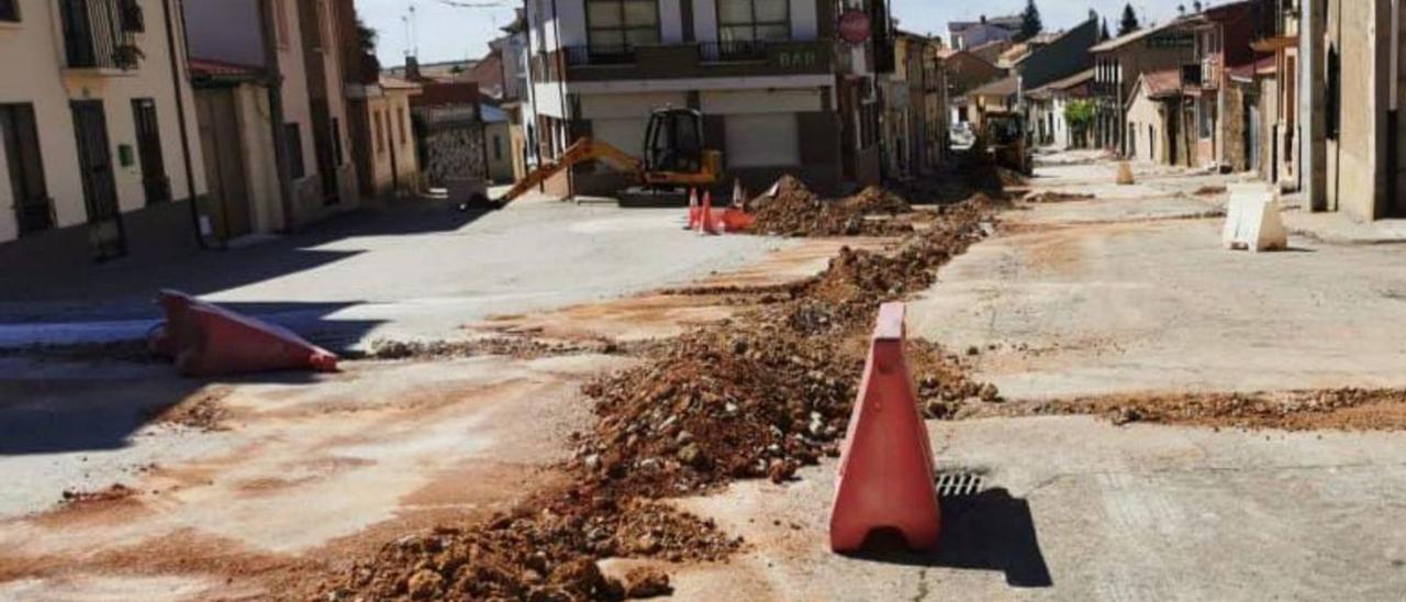 Obras de renovación de la red de abastecimiento de agua en Carbajales de Alba. | Ch. S.