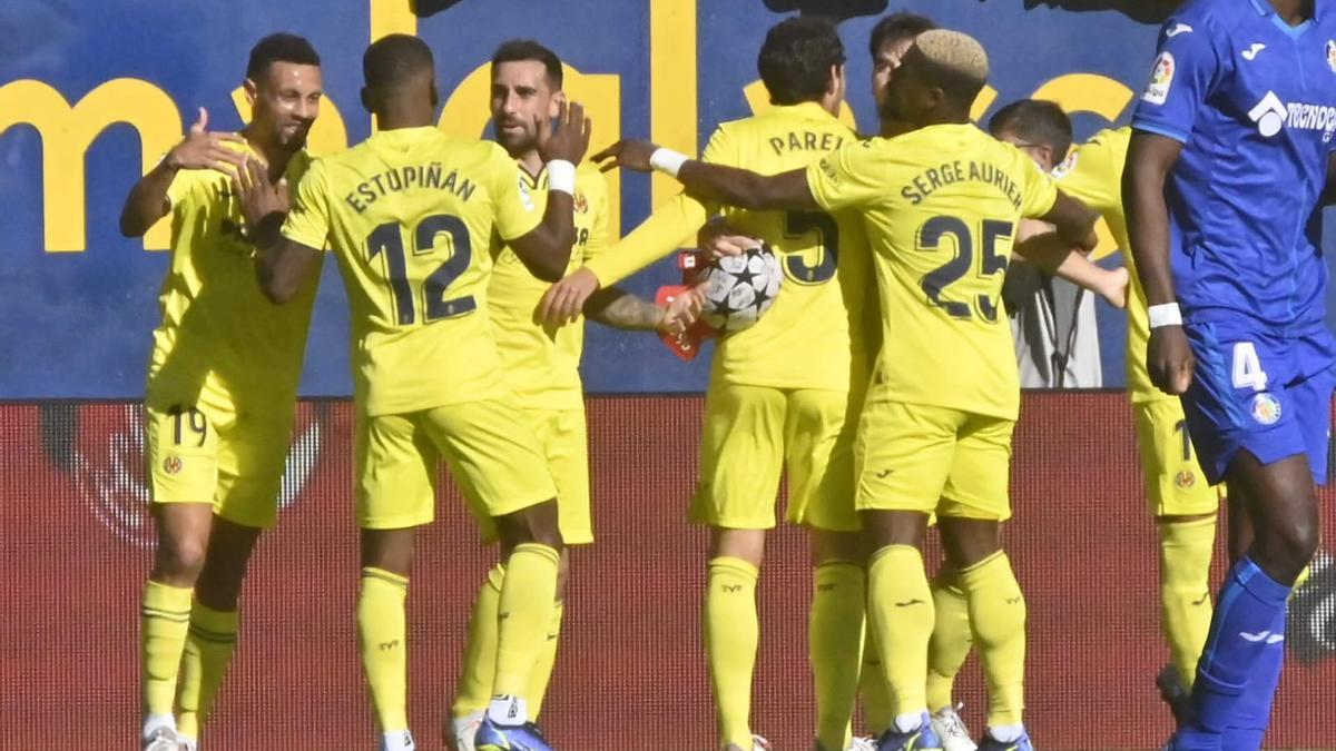 Los jugadores del Villarreal celebran el gol.