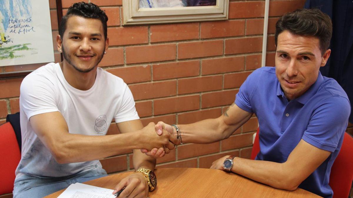 Luis Suárez, a la izquierda, tras firmar su contrato