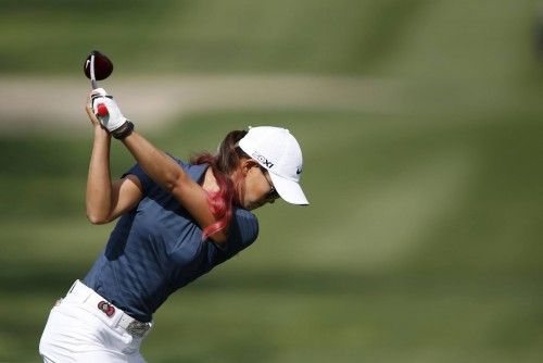 Michelle Wie golpea la pelota durante la primera ronda del campeonato de golf Kraft Nabisco en Rancho Mirage, California
