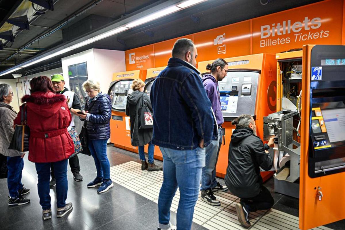 Primer día de tránsito de la T-Usual y la T-Casual hacia la T-Mobilitat. Estación de Arc de Triomf, en Barcelona