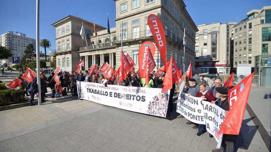 Concentración convocada por Comisiones Obreras y UGT ante la subdelegación del Gobierno. // G.Santos